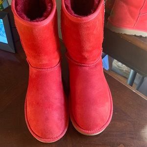 🦊Ugg red classic short boot. Very good used condition. Heels and soles great.